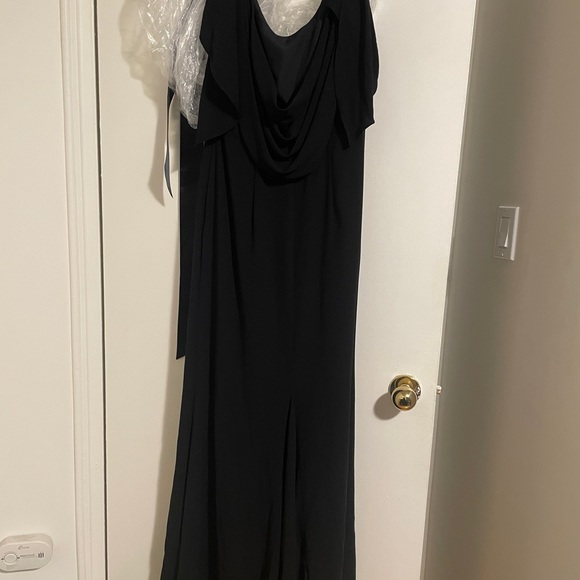 Black Vera Wang dress with scoop/ tie back. Size 6. From her White collection - Picture 2 of 6